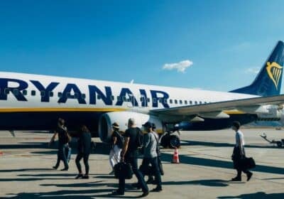 Ryanair платит сотрудникам за выявление негабаритной ручной клади