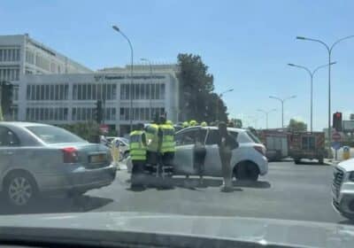 В Энгоми машина перевернулась при неизвестных обстоятельствах