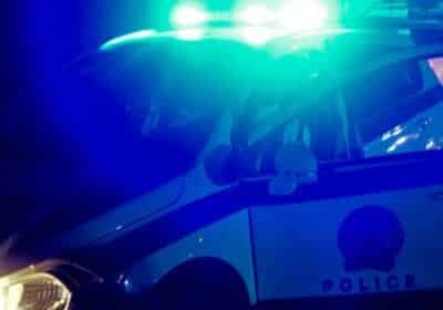 В Лакатамии мужчина на угнанном мотоцикле сбил полицейского и врезался в патруль