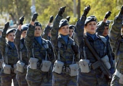 Женщины не хотят служить в армии по контракту
